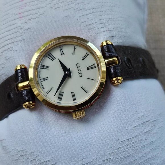 Gucci Ladies Wristwatch Gold Tone Case Brown Leather Strap Swiss Made Watch auth